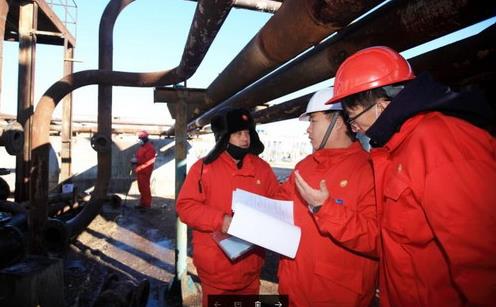 辽河油田特种油开发公司安全员现场检查安全手续、提醒安全防范事项。倪有权 摄